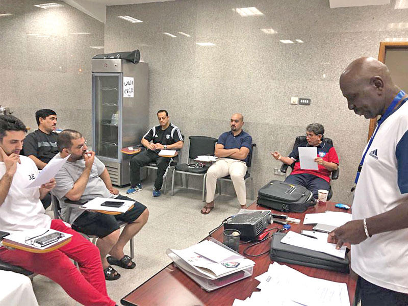 الدكتور سعيد سالمين أثناء شرح التعديلات لممثلي الأنديه