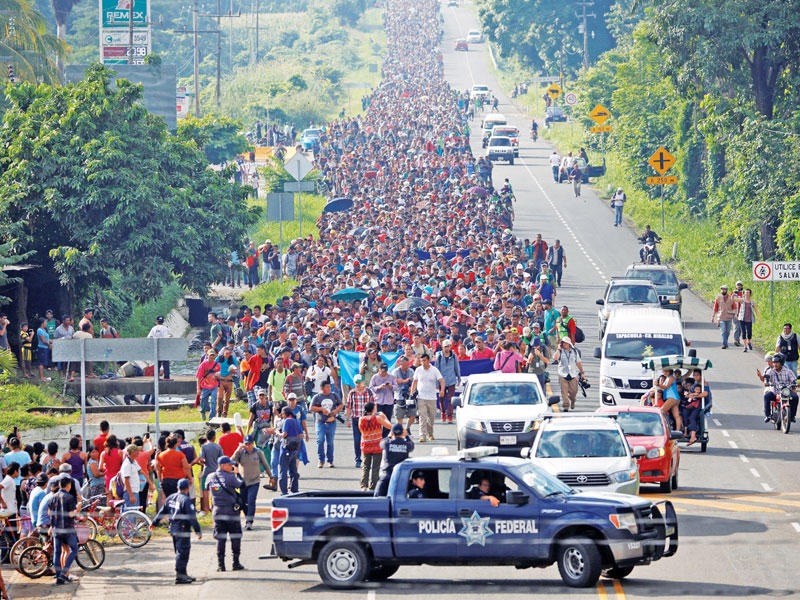  قافلة المهاجرين من هندوراس في سيوداد هيدالغو جنوب المكسيك أمس الأول   (رويترز)