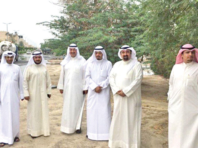 الوزير الرومي خلال تفقده تجمعات المياه في الرقة والظهر 