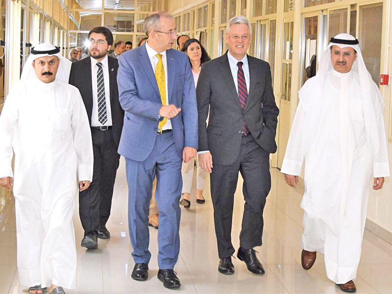 سفيرا بريطانيا وألمانيا خلال الزيارة