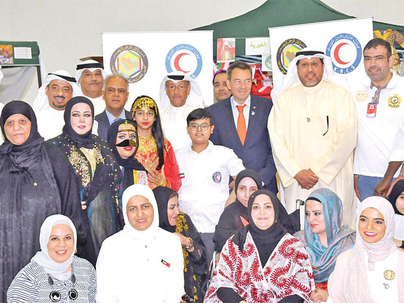 بيتر ماورير والحساوي والعنزي وعدد من الحضور خلال الاحتفال 