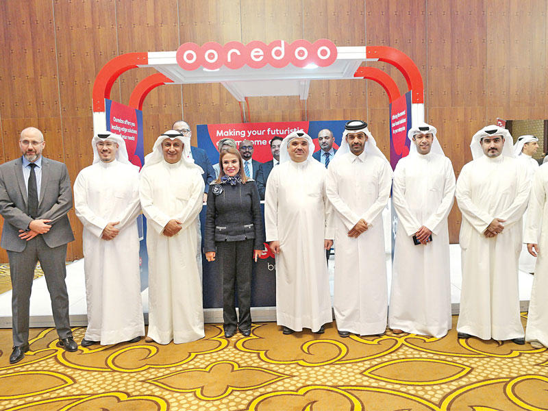 من اليمين- يوسف الشلال وعبدالعزيز البابطين وأحمد الفارس والشيخ محمد بن عبدالله آل ثاني وقصي الشطي وشيخة البحر وصلاح الفليج ومجبل الأيوب وبلال أغا