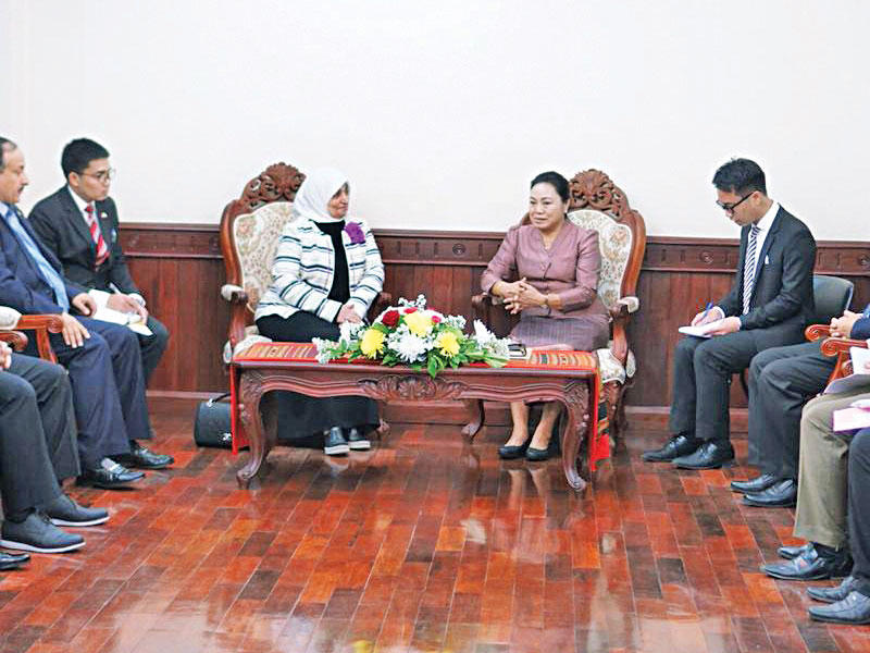 الصبيح خلال اجتماعها ونائبة وزير العمل في لاوس