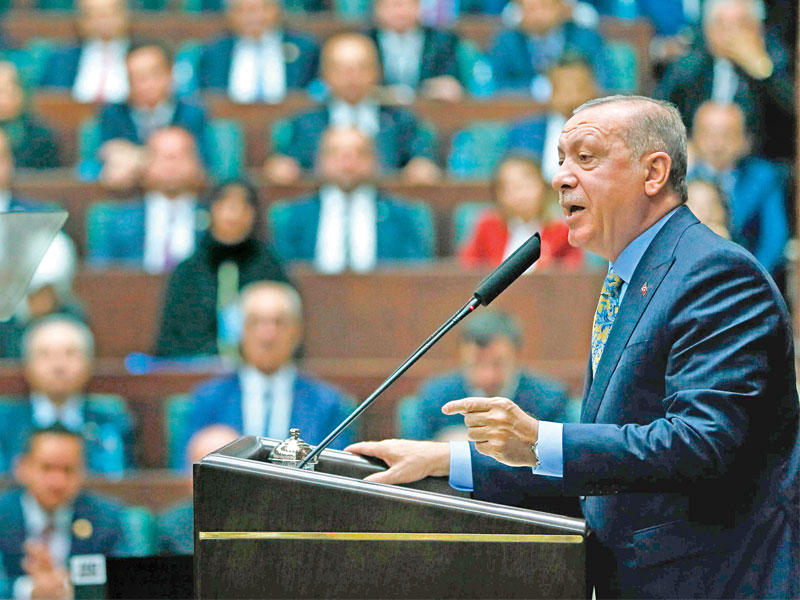  إردوغان متحدّثاً لنواب «العدالة والتنمية» أمس (أ ف ب)