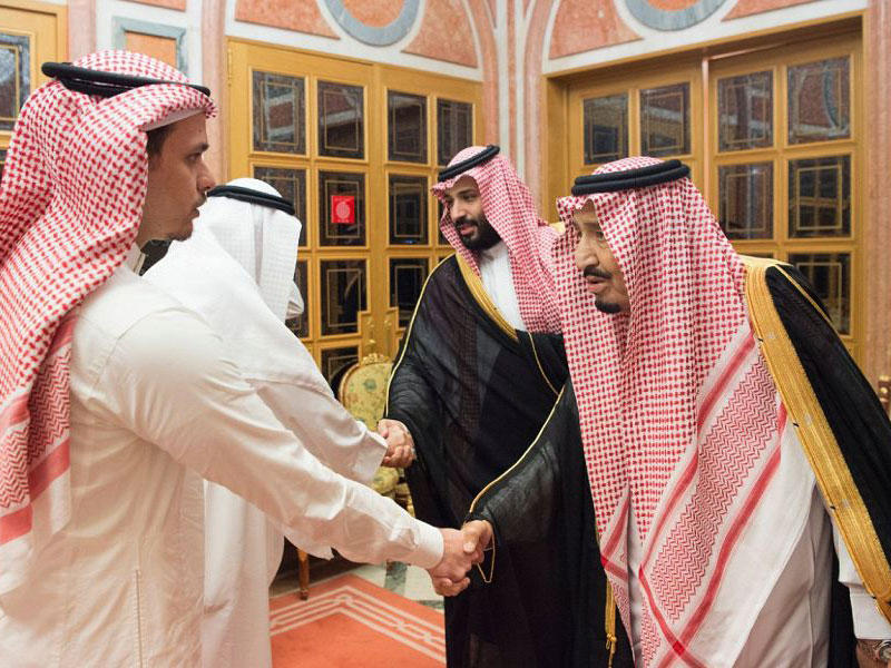 الملك سلمان وولي عهده يستقبلان نجل خاشقجي وشقيقه بقصر اليمامة في الرياض أمس  (واس)