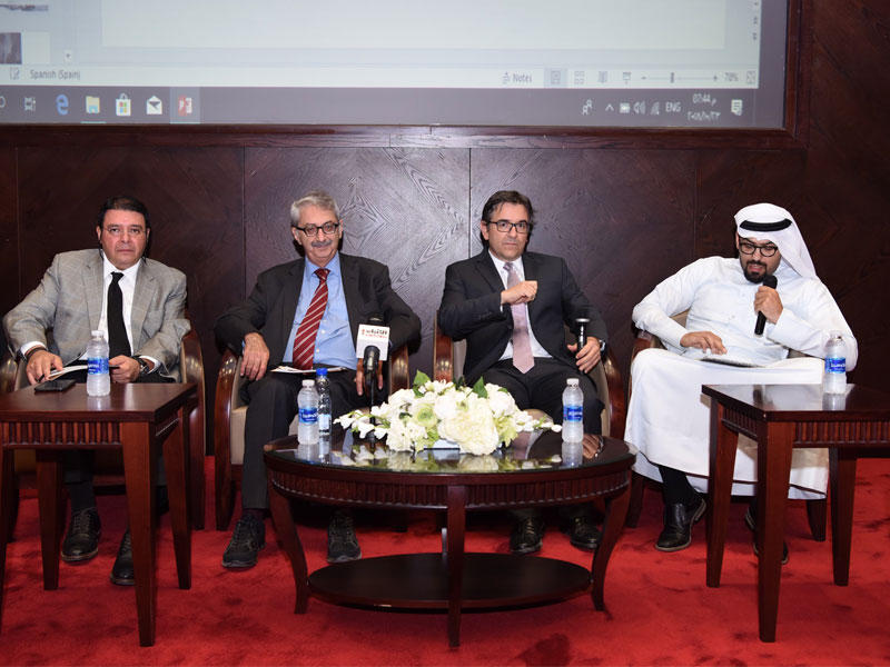 مدير الجلسة مع إميل وفيليز وآنخيل 