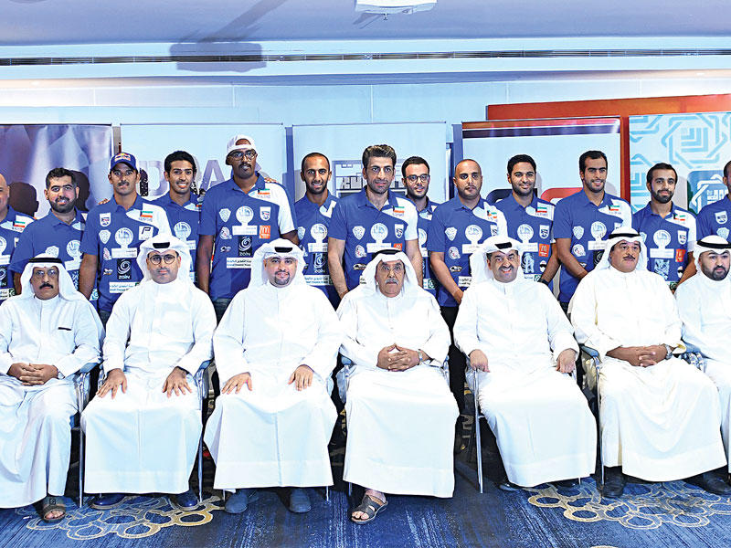 الفهد والخشتي يتوسطان منتخب الدراجات المائية خلال حفل التكريم