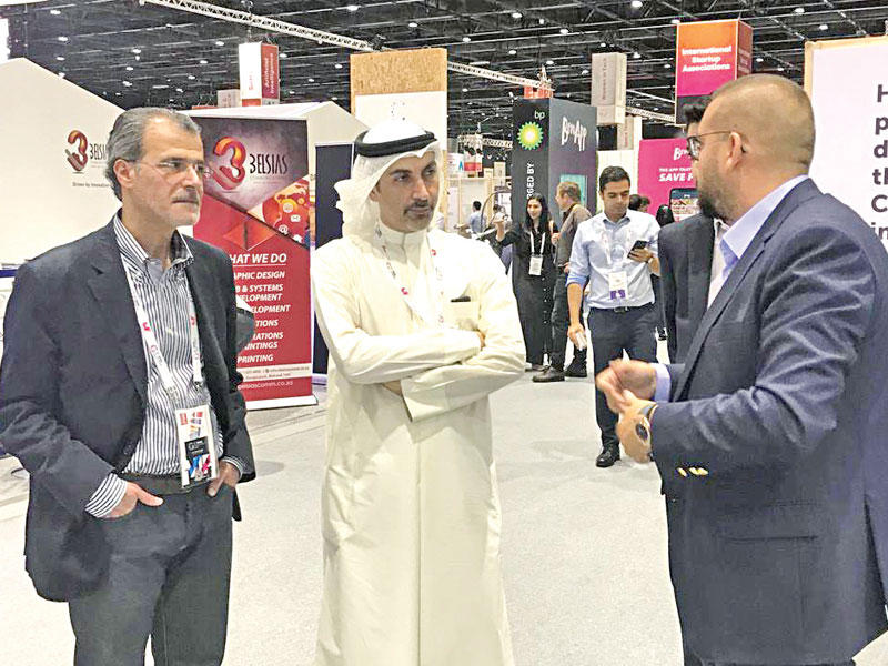 المهنا خلال مشاركته في المعرض