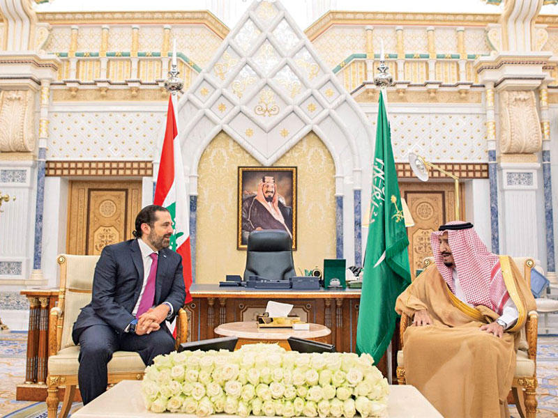 خادم الحرمين الشريفين مستقبلاً الحريري أمس                                  (و ا س)