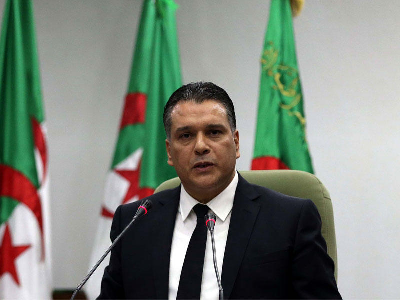 نائب رئيس حزب جبهة التحرير الوطني الحاكم فؤاد بوشارب يلقي خطابا بعد انتخابه رئيسا جديدا للمجلس الشعبي الوطني