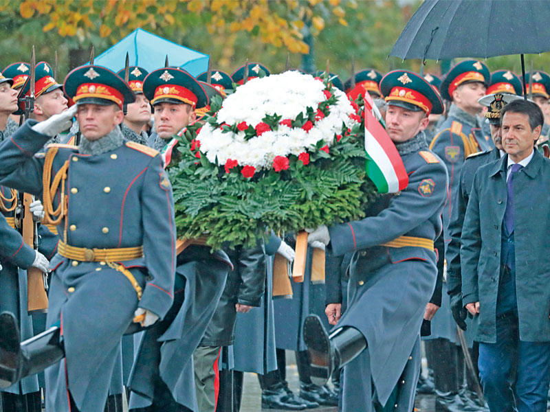 رئيس الوزراء الإيطالي خلال وضعه إكليلاً من الورد على ضريح الجندي المجهول في موسكو أمسt(أ ف ب)