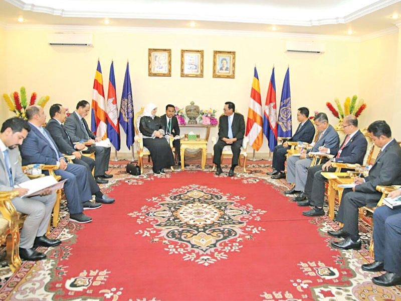 الصبيح خلال زيارتها وزير العمل الكمبودي