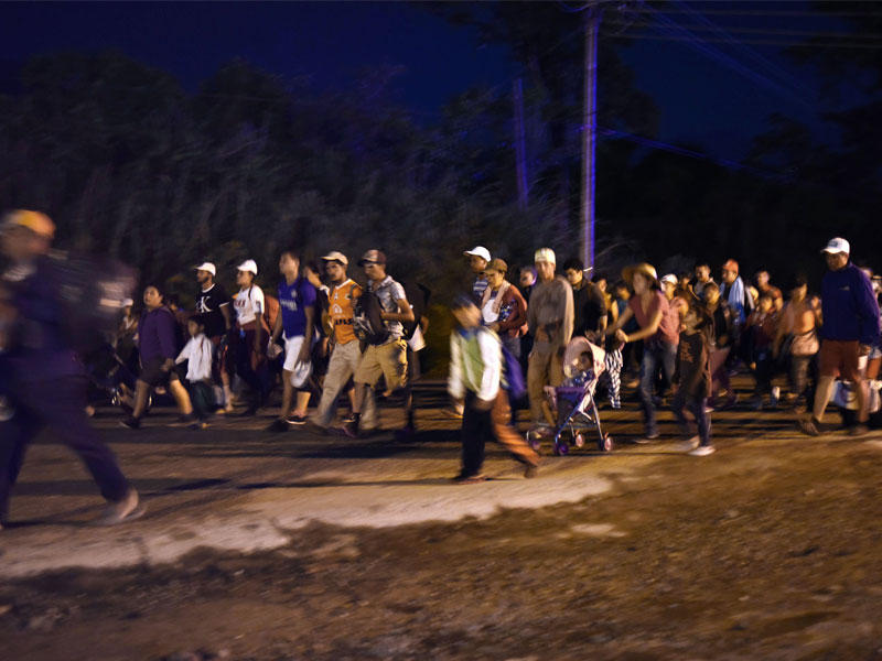 مهاجرون من هندوراس يشاركون في قافلة متجهة إلى الولايات المتحدة