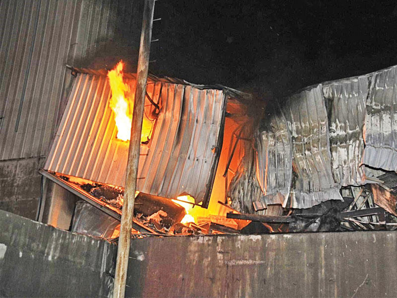 جانب من إخماد حريق شاليهات مصنع الأسمنت 