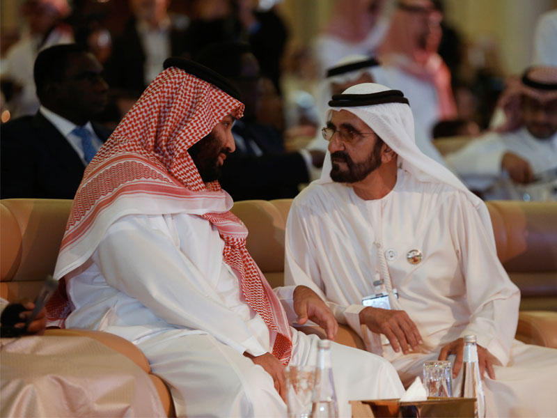 محمد بن سلمان ومحمد بن راشد خلال مؤتمر مبادرة الاستثمار في الرياض أمس