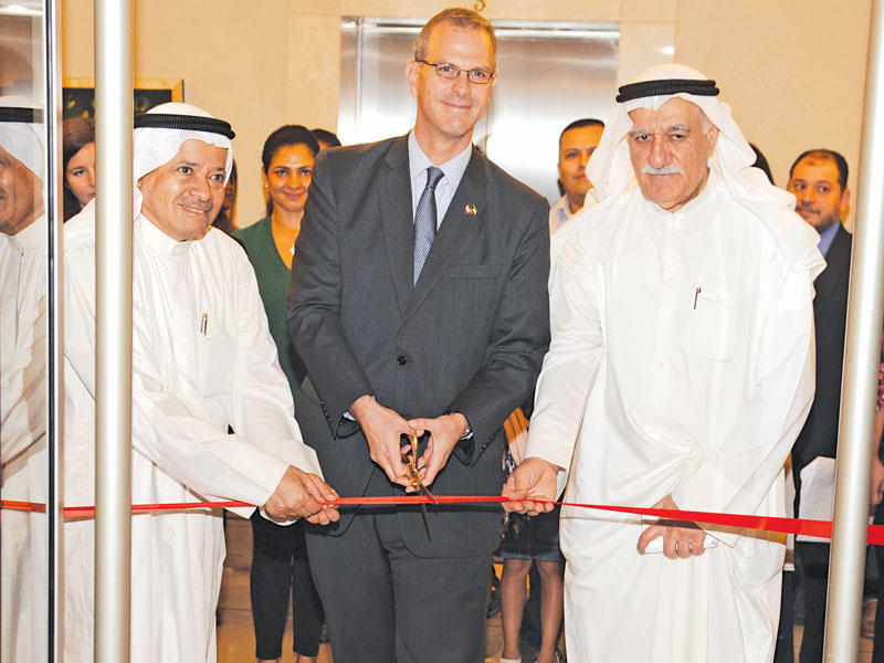 السفير إيموند خلال افتتاحه المعرض الكندي (تصوير عوض التعمري)