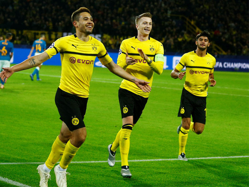 لاعبو دورتموند يحتفلون بعد إحراز الهدف الثاني في مرمى أتلتيكو
