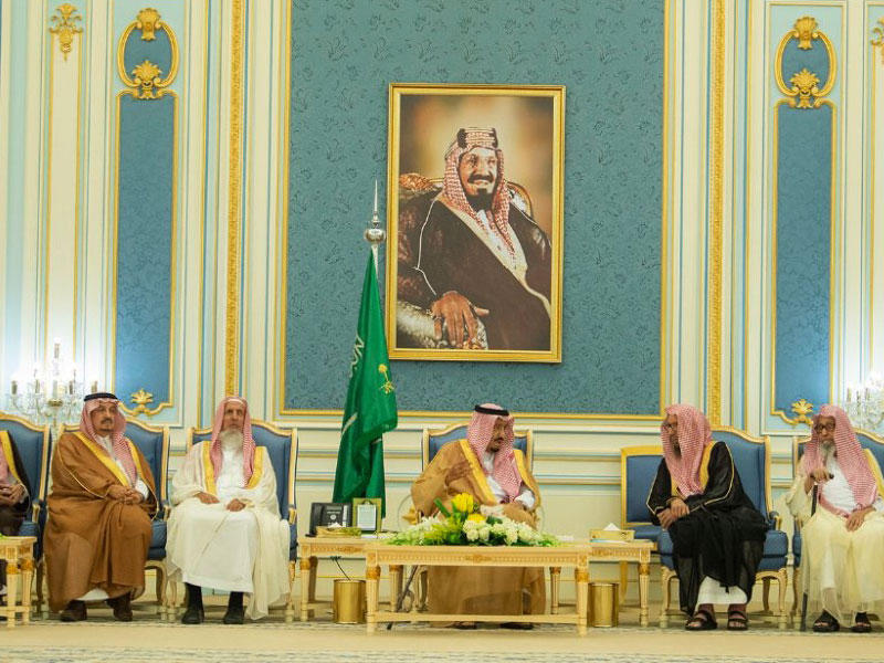 الملك سلمان مستقبلاً المفتي العام للمملكة وعدداً من الأمراء في قصر اليمامة بالرياض أمس الأول	(واس)
