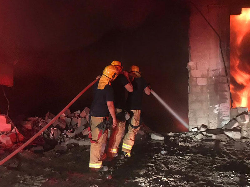 جانب من عمليات إخماد الحريق