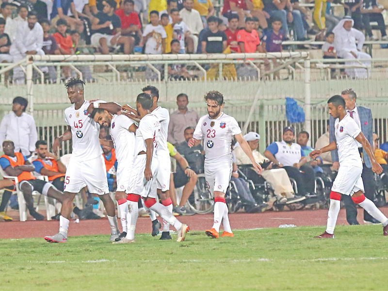جانب من فرحة لاعبي الكويت بعد تسجيل هدف المباراة 
