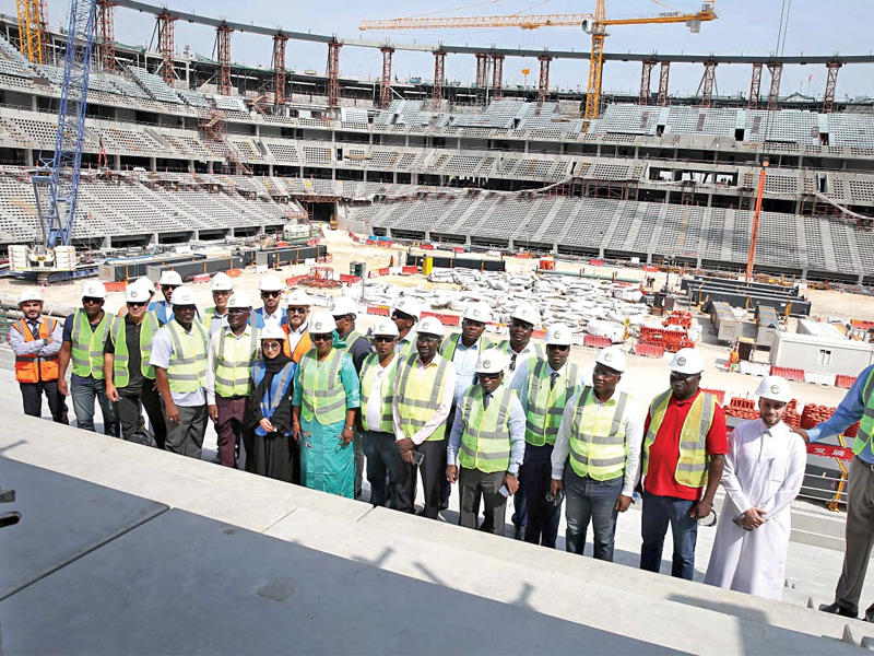 وفد الاتحاد الإفريقي أثناء زيارته استاد المدينة التعليمية في قطر