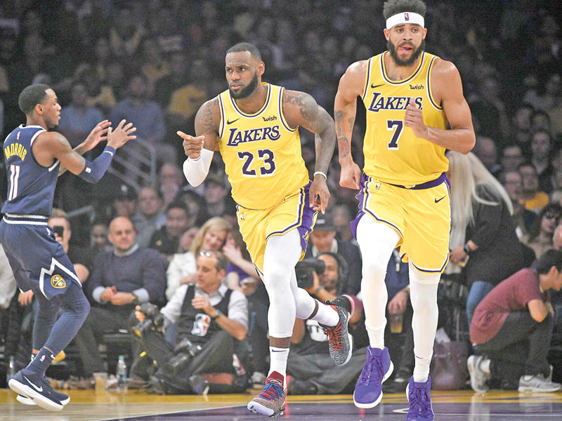 ليبرون جيمس نجم ليكرز خلال مواجهة صنز