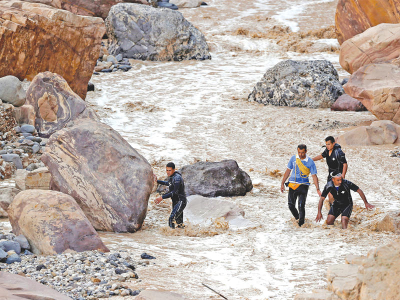  عناصر من الدفاع المدني الأردني يبحثون عن مفقودين في منطقة البحر الميت أمس (رويترز)