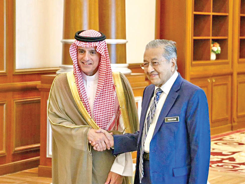 الجبير ورئيس الوزراء الماليزي في كوالالمبور أمس (واس)