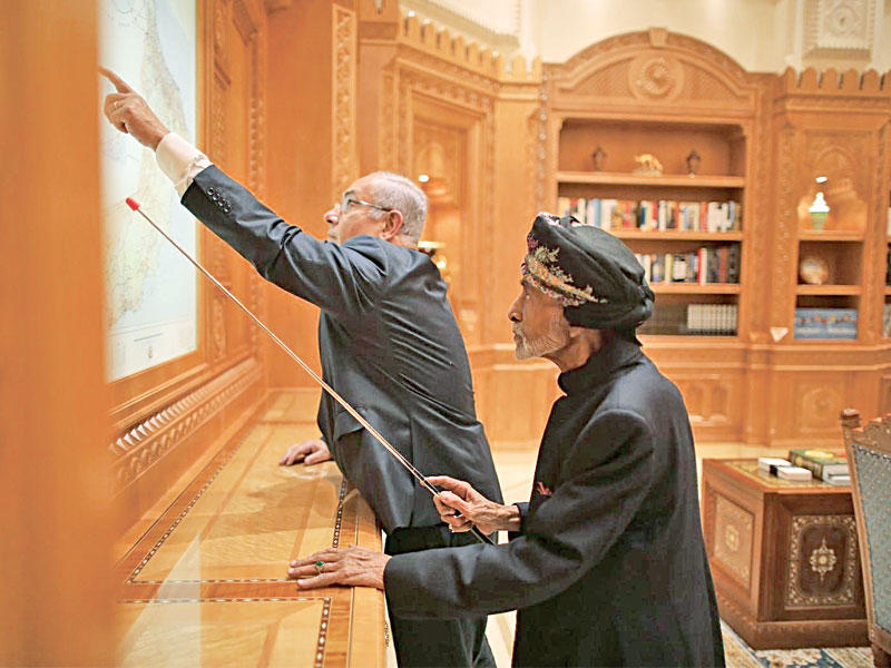 السلطان قابوس ونتنياهو يستعرضان خريطة في مسقط أمس