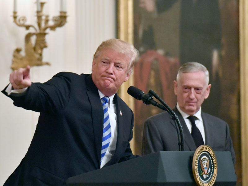 ترامب وماتيس في البيت الأبيض أمس الأول خلال إحياء الذكرى الـ 35 لتفجير بيروت t(أ ف ب)