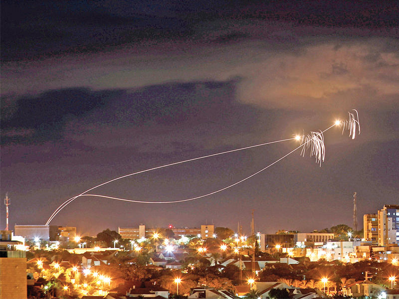 صورة تظهر وميض اعتراض منظومة «القبة الحديدية» الإسرائيلية لصاروخ تم إطلاقه من غزة قرب مدينة اشكول فجر أمس (رويترز)