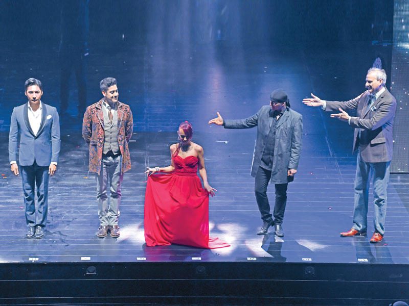 أعضاء فريق «ذا إیلوجنستس» يقدمون التحية للحضور