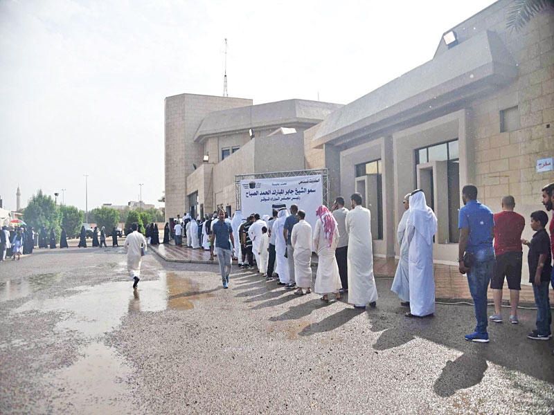 أولياء الأمور أثناء انتظارهم لتسلم نسخهم من الموسوعة الإملائية أمس