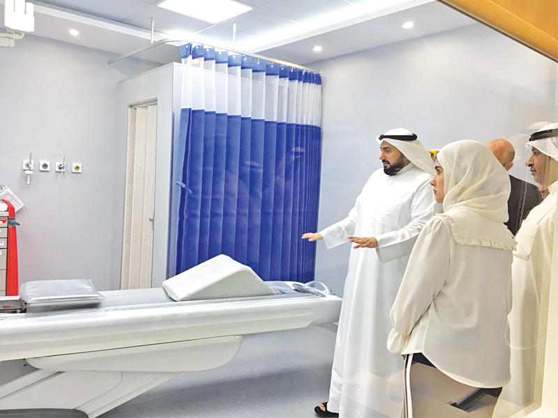  وزير الصحة متفقداً المركز بحضور الوزيرة بوشهري