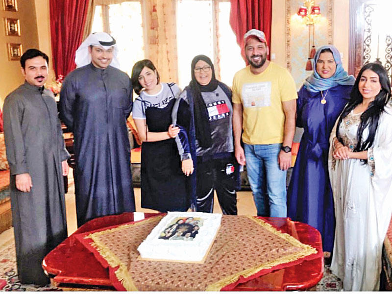 الشراح تتوسط فريق عمل «عشاق رغم الطلاق»