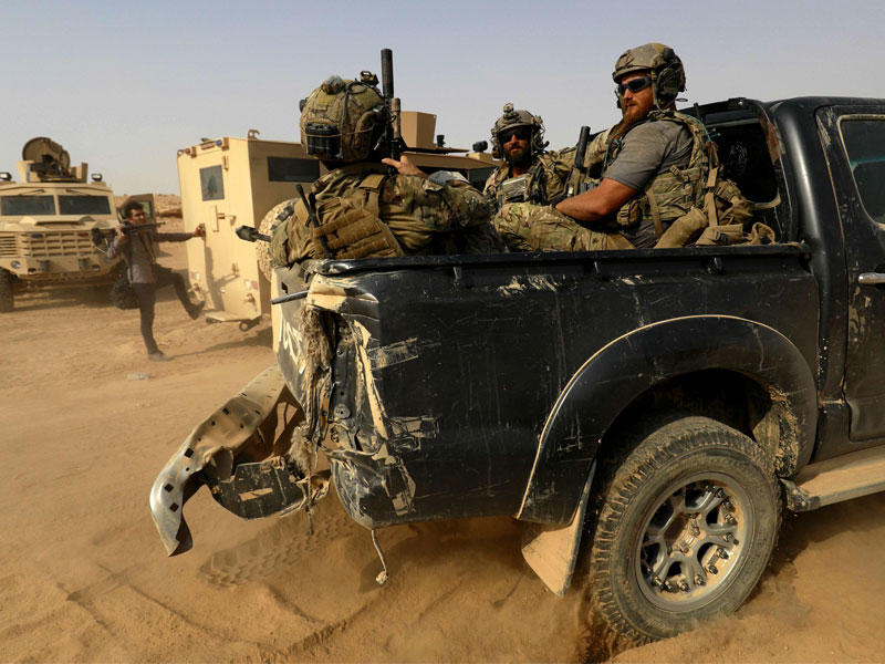  مقاتلون أكراد قرب بلدة هاجمها «داعش» أمس (أ ف ب)