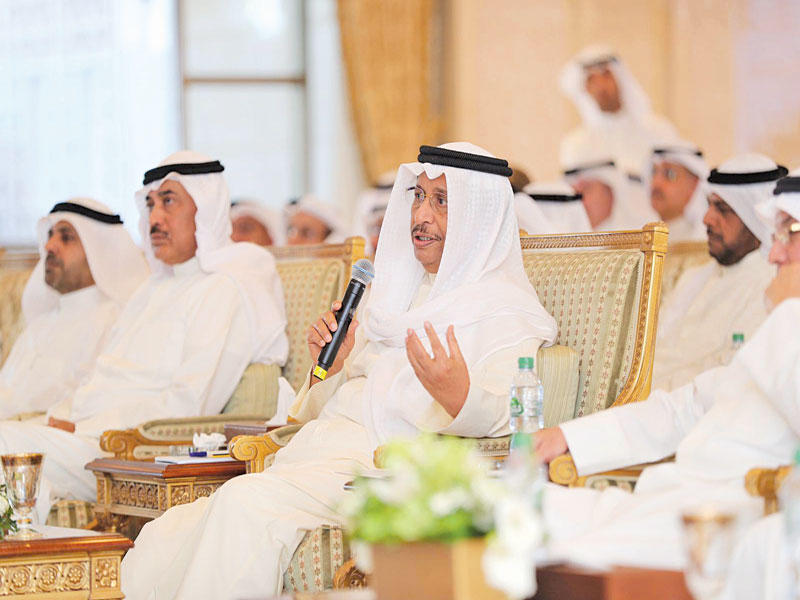 المبارك متحدثاً في الملتقى أمس