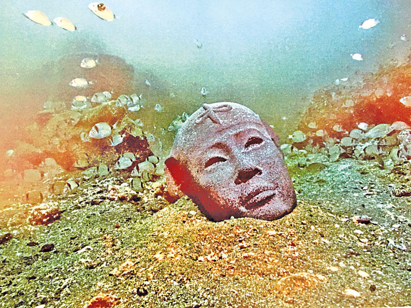 أحد التماثيل تحت الماء