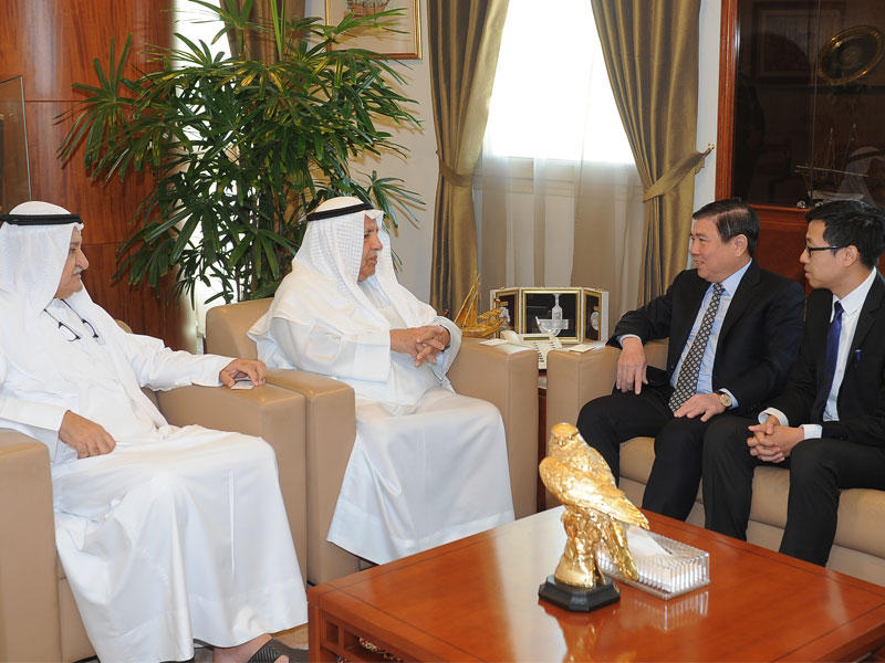 الغانم والنصف في استقبال الوفد الفيتنامي