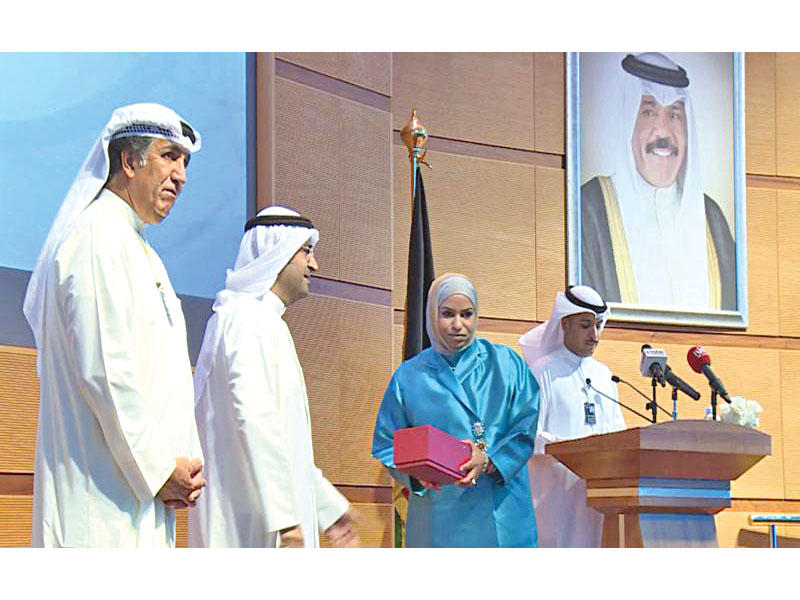 خلال تسلم الجائزة