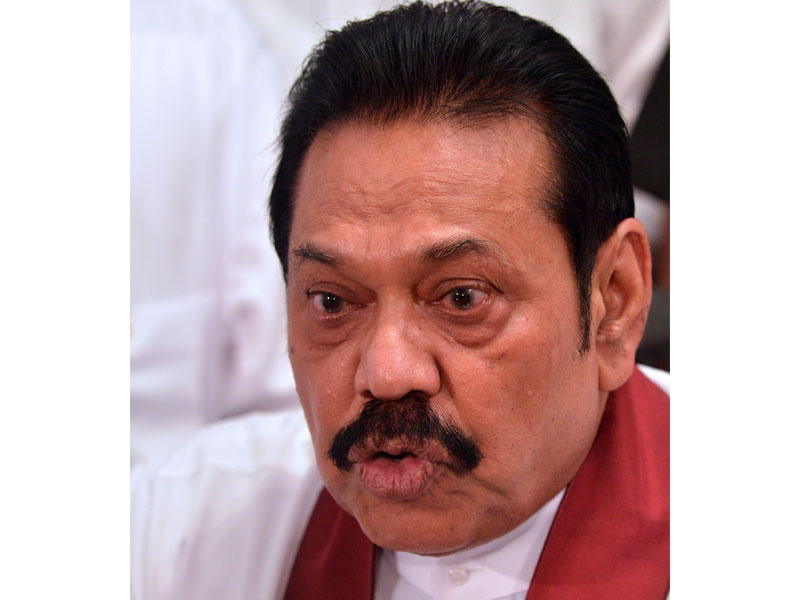 رئيس وزراء سريلانكا المعين حديثا ماهيندا راجاباكسا يتحدث خلال حفل لتولي مهام منصبه في مكتب رئيس الوزراء