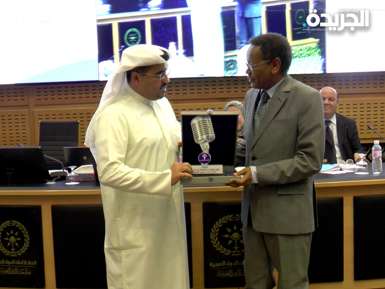 مدير إدارة البرنامج العام بإذاعة دولة الكويت سعد الفندي يكرم مدير اتحاد اذاعات الدول العربية عبد الرحيم سليمان