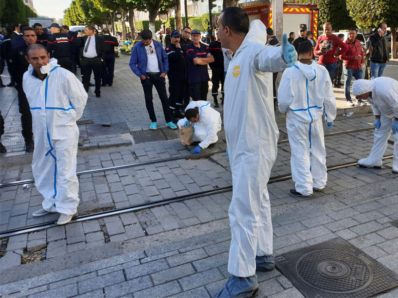 عناصر من «الأدلة الجنائية» في موقع التفجير وسط العاصمة تونس أمس (رويترز)