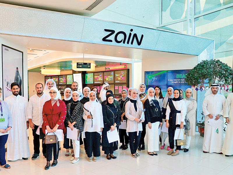 طلبة وطالبات «لوياك» في مقر «زين» الرئيسي 