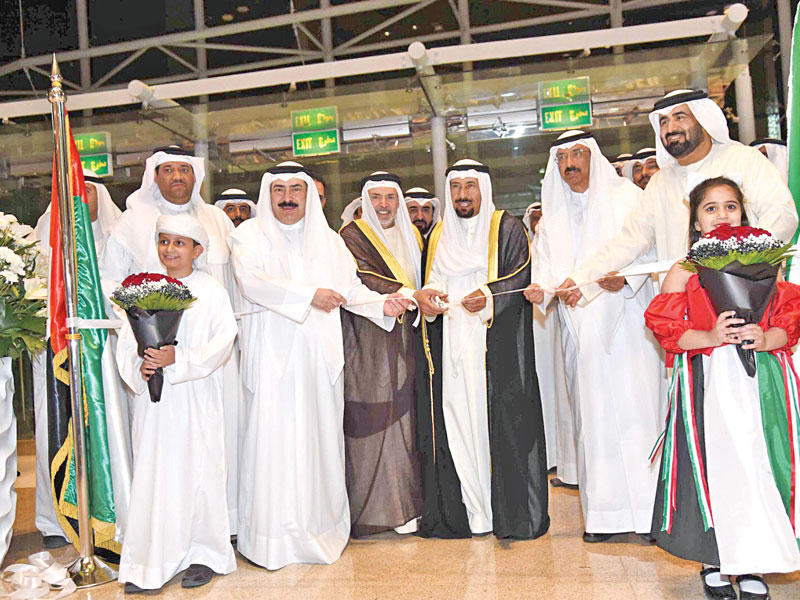 الشيخ علي الجابر والسفير الإماراتي لدى الكويت رحمه الزعابي خلال افتتاح الاحتفالية 