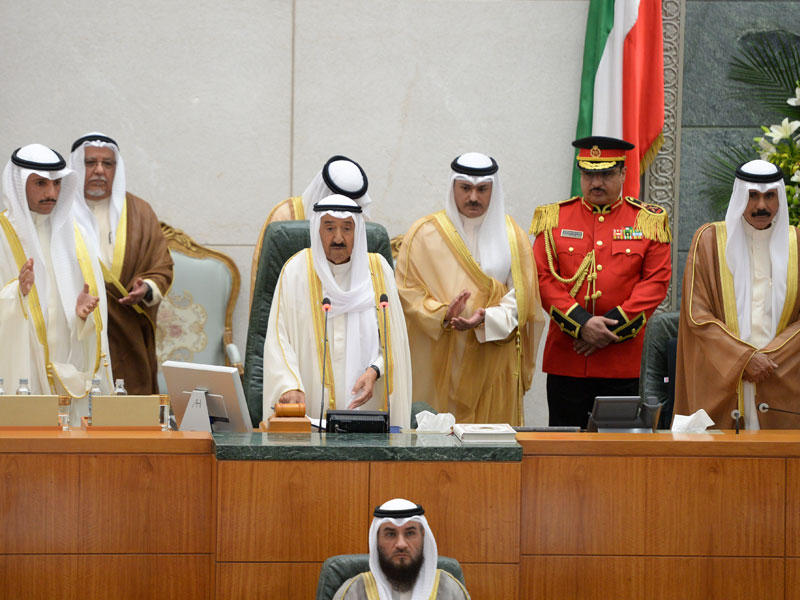 سمو الأمير متوسطاً سمو ولي العهد والغانم في افتتاح دور الانعقاد