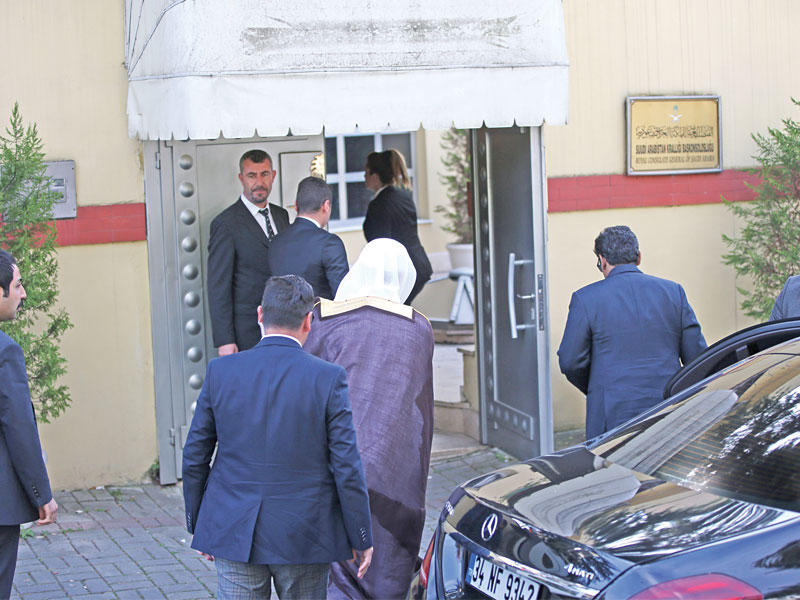 المعجب لدى وصوله إلى القنصلية السعودية في إسطنبول أمس الأولt (إي بي أيه)