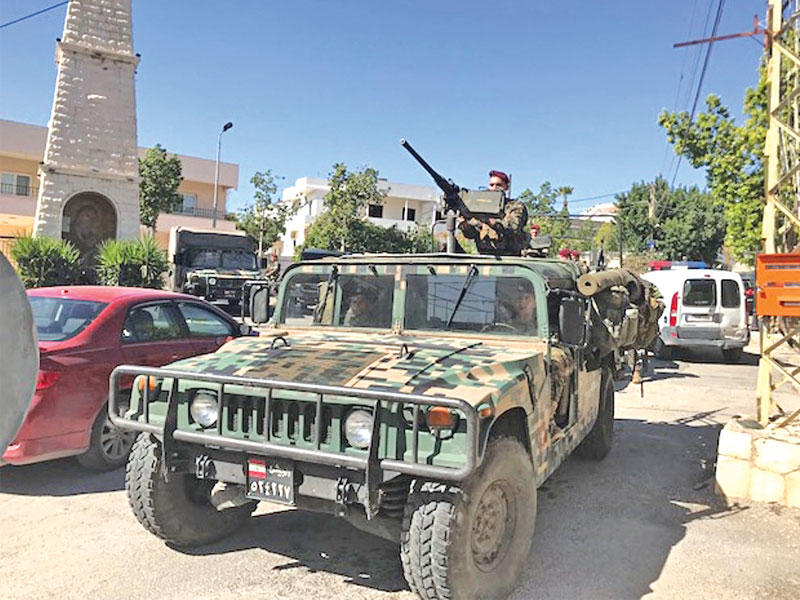 دورية للجيش اللبناني في بلدة المية ومية الجنوبية أمس (الوكالة الوطنية)