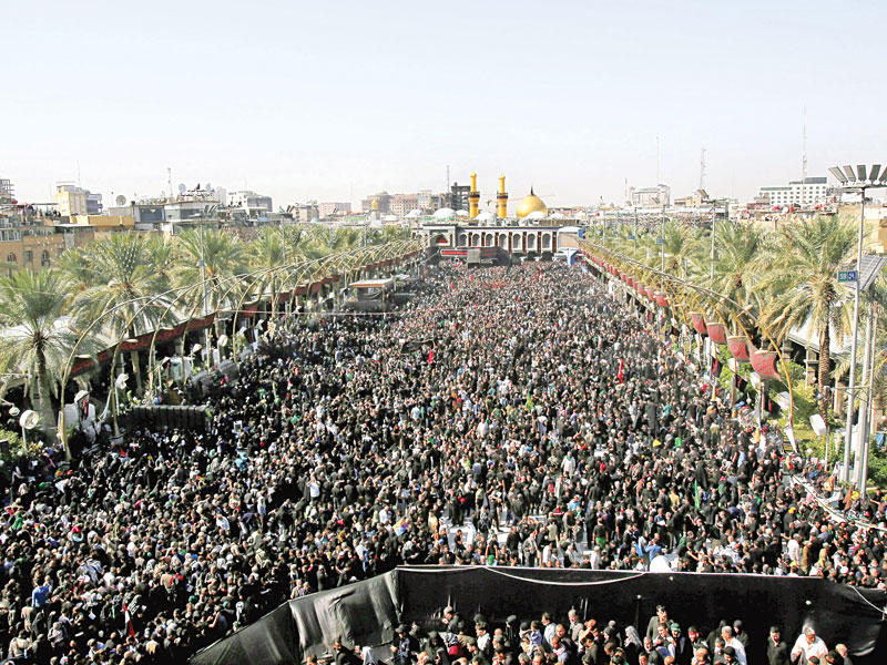 مئات آلاف الزوار الشيعة يحيون ذكرى أربعينية الحسين في كربلاء أمس (رويترز)
