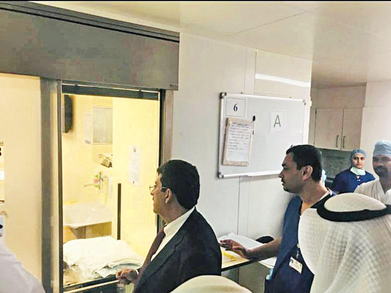 وكيل الصحة متفقداً المصابين